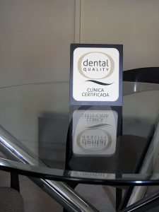Sello-de-Calidad-Clínica-Dental-Tello-225x300.jpg